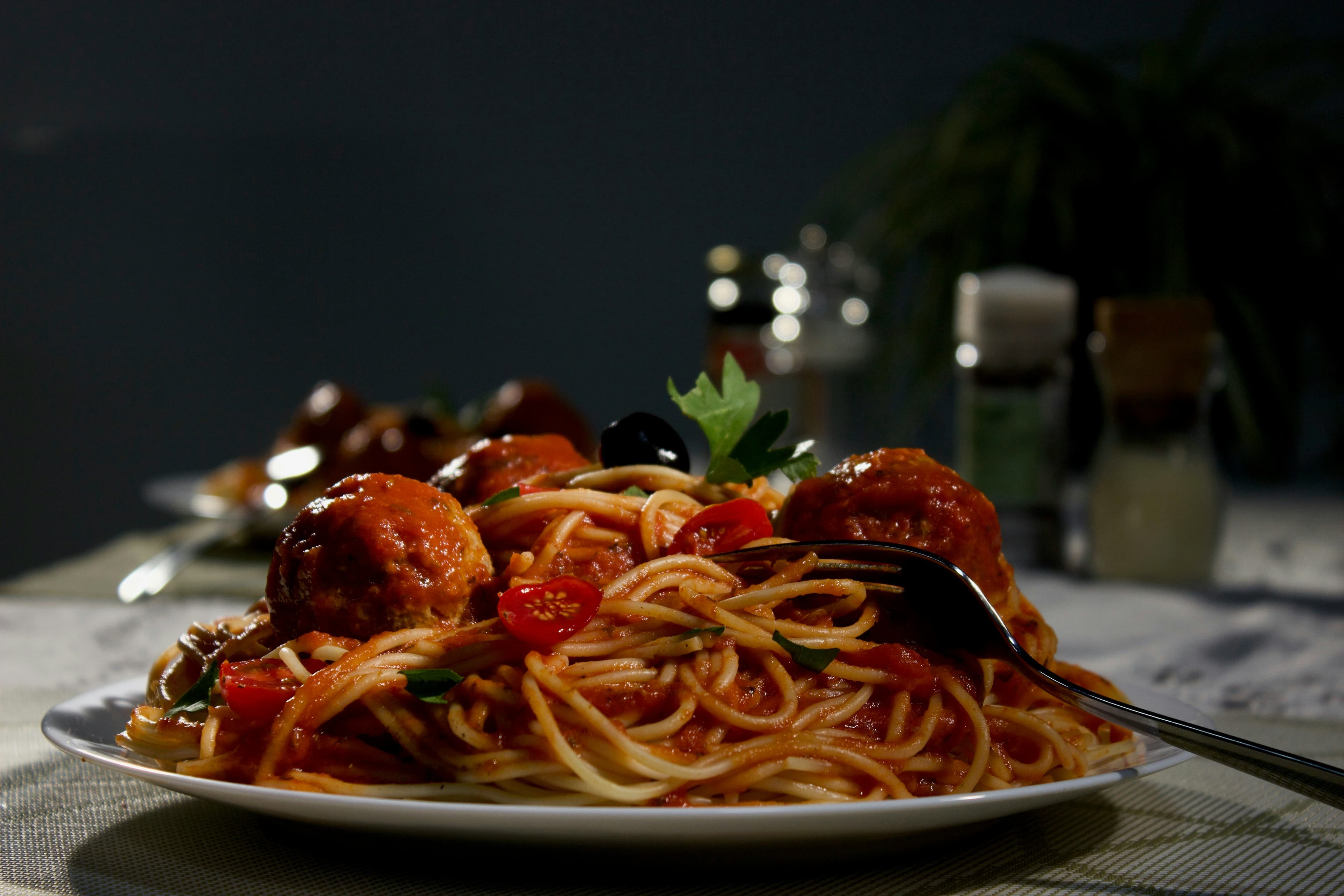 Pasta en salsa roja con albondigas